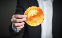 比特币首次登上交易所的年份，加密货币历史的关键转折点